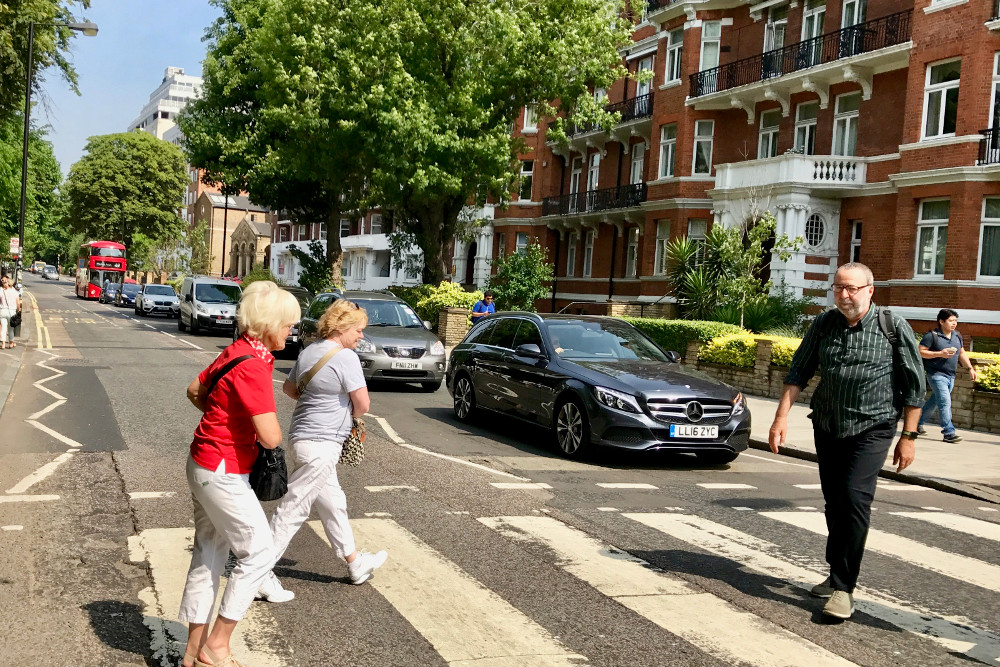 Si eres fan de los Beatles y vas a Londres no te queda mas remedio que hacerte una foto en el paso de cebra del mítico álbum Abbey Road.